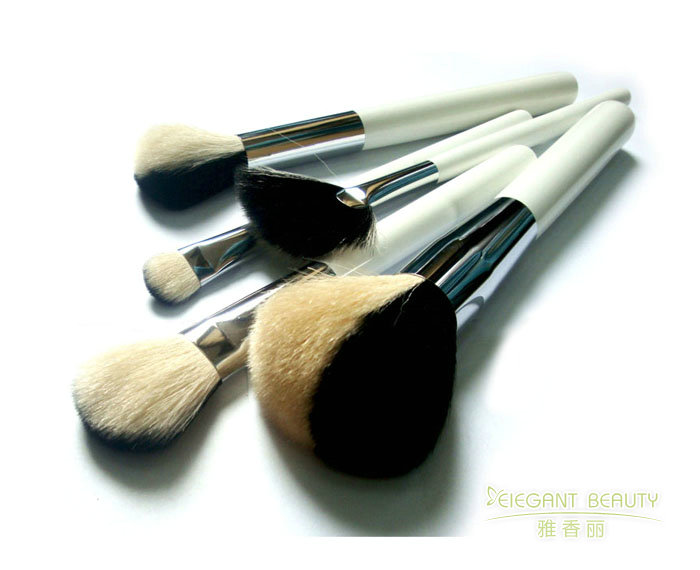 如何根據季節變化或妝容趨勢，更新成套麻豆国产一区二区三区四区的配置？